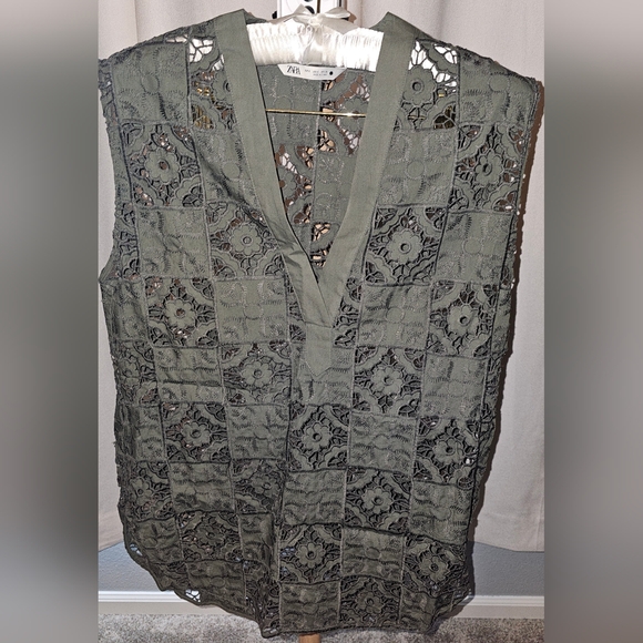 Openwork Embroidered top - Picture 2 of 3